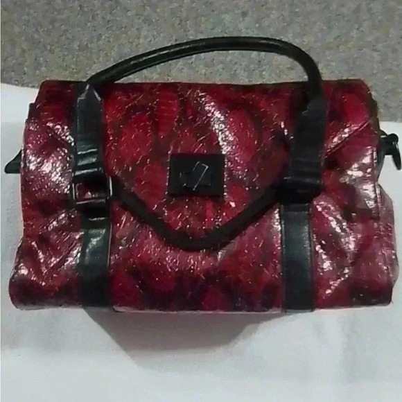 EUC BCBGeneration RED & BLACK PATENT FAUX SNAKE EMBOSSED SHOULDER/ CROSSBODY BAG - Picture 15 of 16